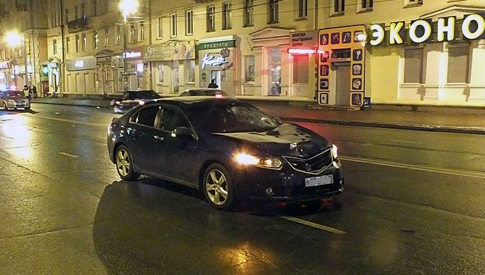 В Иркутске на улице Ленина автомобиль сбил перебегавших дорогу подростков