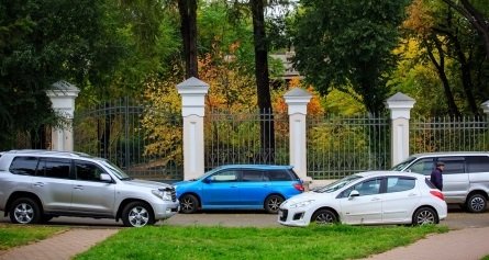 Жителей Иркутска призывают сообщать о фактах парковки машин на газонах