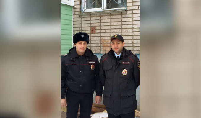 В Иркутской области полицейские спасли женщину, оказавшуюся на карнизе второго этажа здания