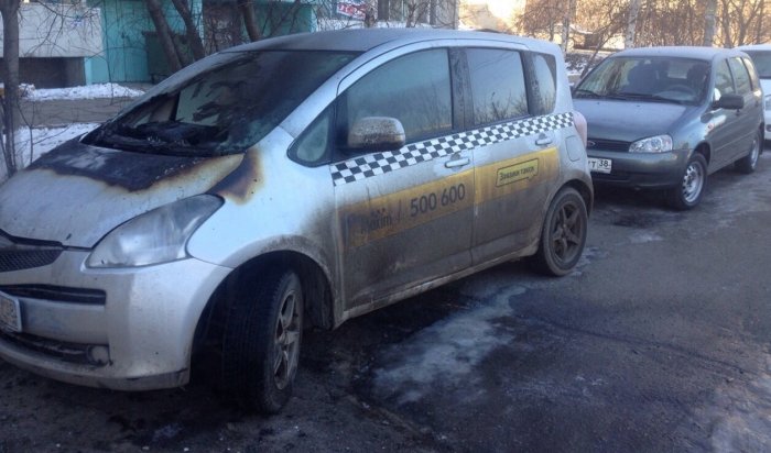 В Иркутске в микрорайоне Университетском сгорели два автомобиля службы такси «Максим»