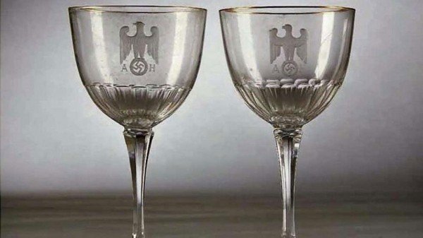 На аукционе в Германии распродали столовое серебро и посуду Гитлера