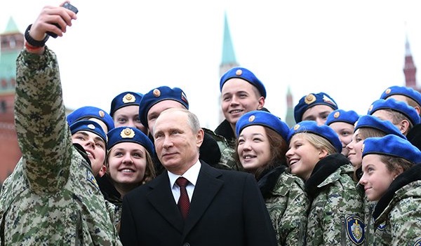 Путин сделал селфи на Красной площади с молодежью из «Вымпела» в честь Дня народного единства