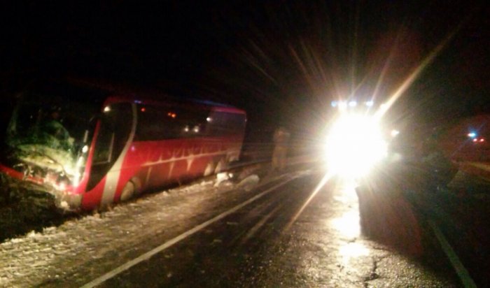 В Иркутской области в результате столкновения автобуса и автомобиля погибли 2 человека