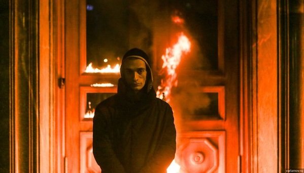 В Москве Петр Павленский поджег двери здания ФСБ