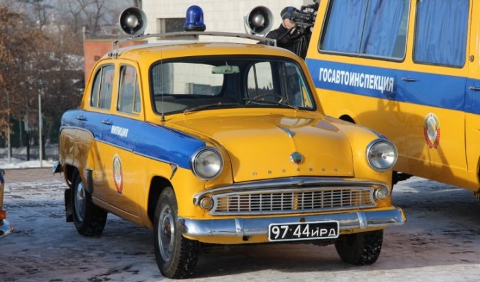 В Иркутске в честь Дня сотрудников ОВД состоялся пробег ретроавтомобилей