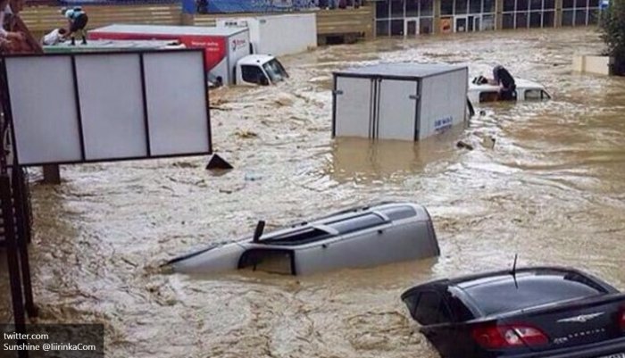 Несколько районов Сочи затопило в результате сильных дождей (видео)