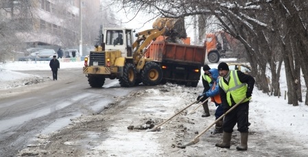 114 единиц техники убирают улицы Иркутска 12 ноября