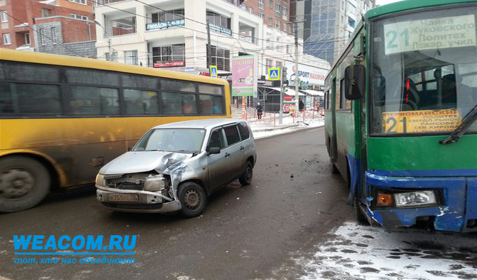 На пересечении улиц Гоголя и Терешковой столкнулись автобус №21 и автомобиль Toyota Probox