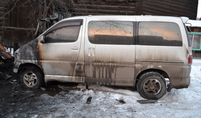 В Иркутске на улице Богдана Хмельницкого горел автомобиль Toyota Hiace Regius