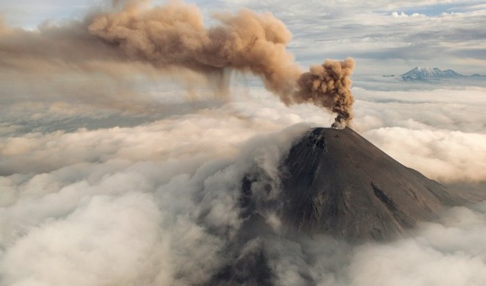 На Камчатке вулкан Карымский выбросил столб пепла высотой 7 километров