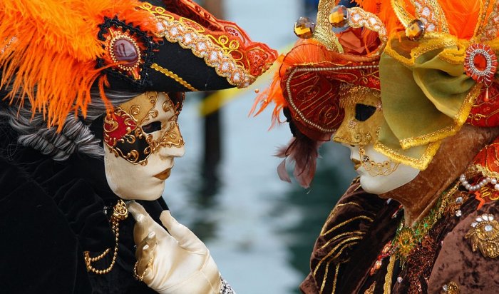 Участников карнавала в Венеции заставят снять маски из-за атак в Париже