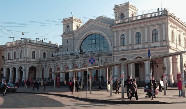 В Петербурге, Москве и Казани сообщили об эвакуации людей из-за угрозы взрыва