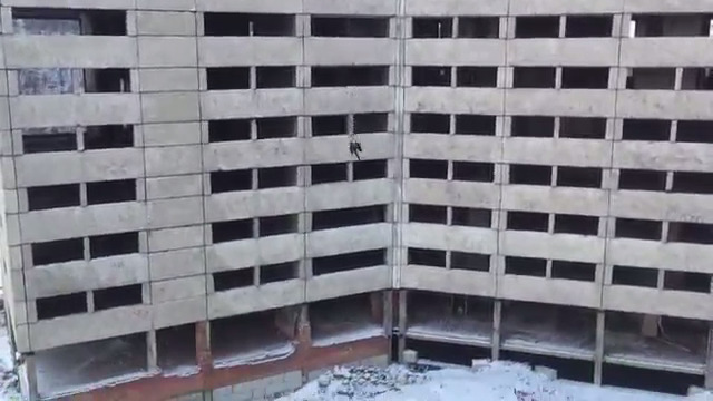 В Мурманске разбилась девушка при прыжке с недостроя высотой 33 метра (видео)