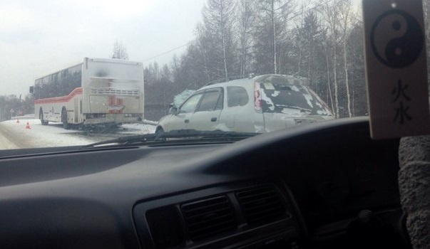 На Байкальском тракте при столкновении Toyota Carib с пассажирским автобусом погибла женщина