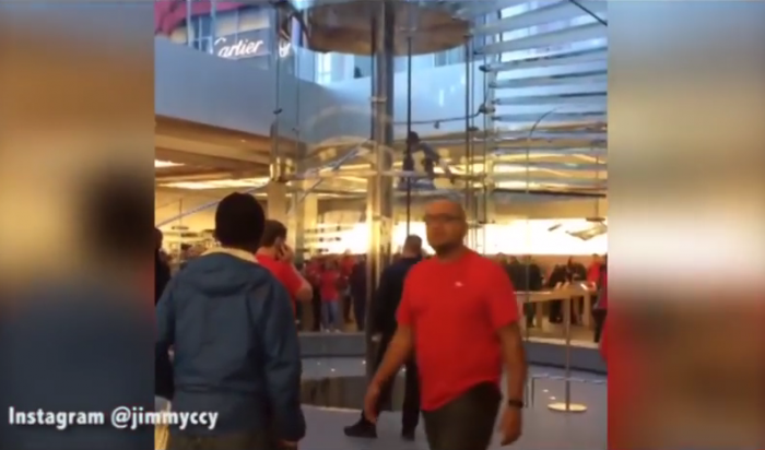 В Apple Store в Нью-Йорке ворвался мужчина с мечом (видео)