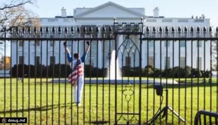 Мужчина с американским флагом проник на территорию Белого дома