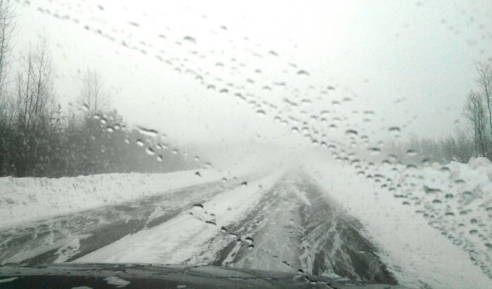 Из-за снегопада на участке автодороги Шелехов-Слюдянка закрыли движение транспорта
