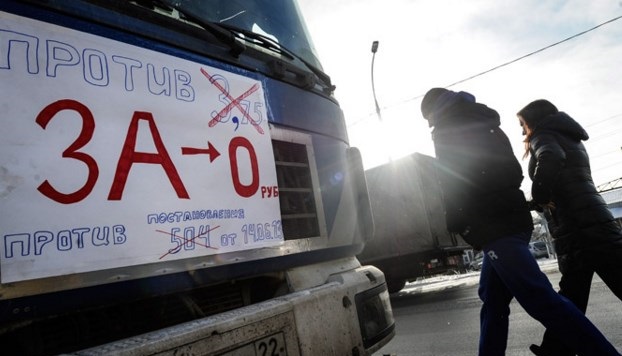 Сотни грузовиков по всей стране не пускают на акцию протеста в Москве