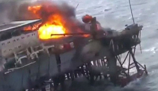 На азербайджанской морской платформе на Каспии произошел крупный пожар (видео)