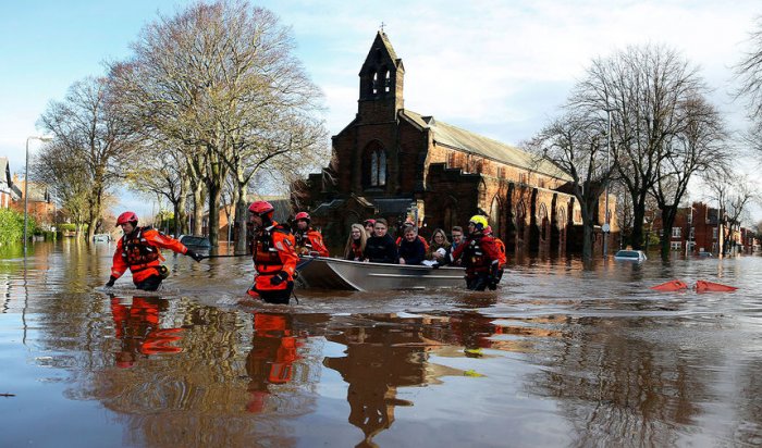 Тысячи человек эвакуированы в Англии из-за шторма «Десмонд»