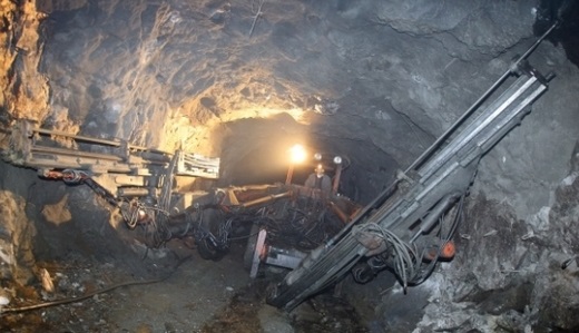 Трое горняков оказались под завалом на угольном разрезе в Кузбассе