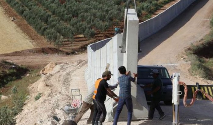 СМИ: Турция начала строить стену на границе с Сирией