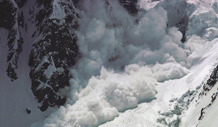 Группа туристов попала под лавину в Мурманской области