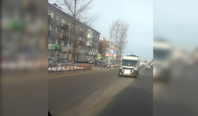 В Иркутске на улице Байкальской водитель микроавтобуса сбил пешехода
