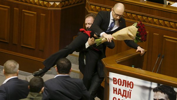 Депутаты подрались в Раде: Яценюку подарили букет роз и схватили за пах (видео)