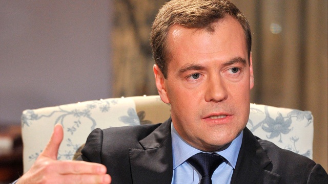 Медведев посоветовал регионам урезать расходы на самопиар