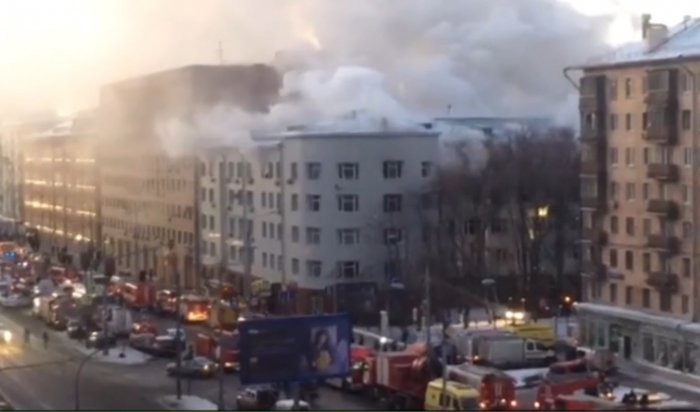 Потушен крупный пожар в доме культуры МВД (видео)