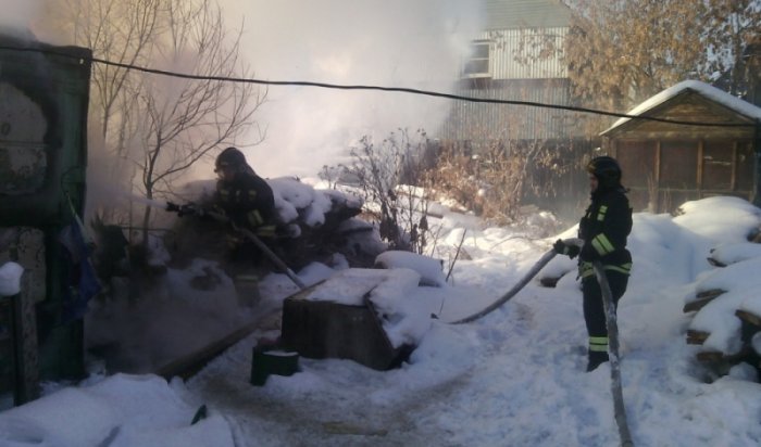 В Иркутске при пожаре на улице Чукотской погибла женщина