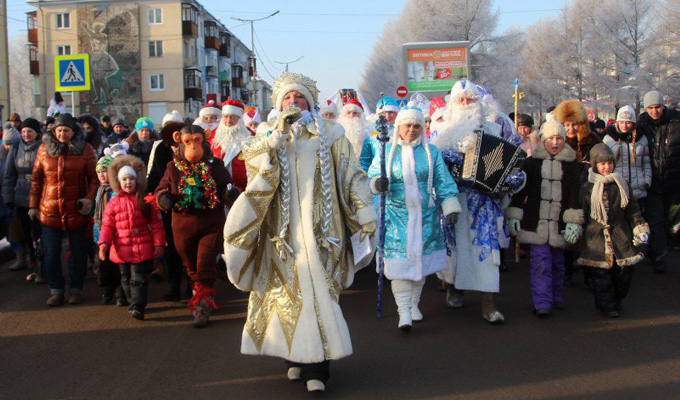 В Ангарске прошел парад Дедов Морозов и Снегурочек