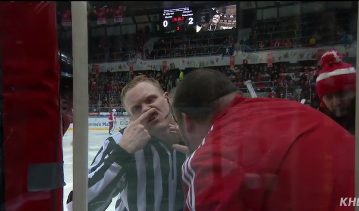 Хоккеист «Спартака» выбил зуб линейному арбитру (видео)