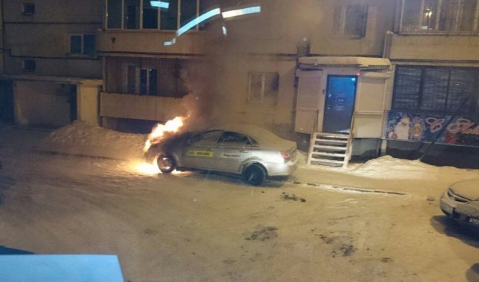 В Иркутске 3 января ночью неизвестные подожгли автомобиль такси «Максим»