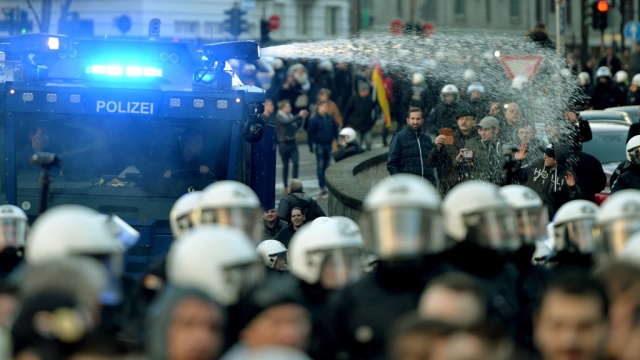 Трое полицейских и журналист ранены в ходе беспорядков в Кельне