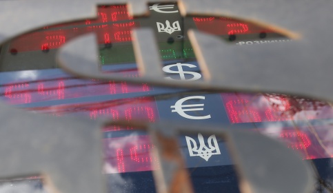 Доллар побил отметку в 76 рублей, евро — в 83 рубля