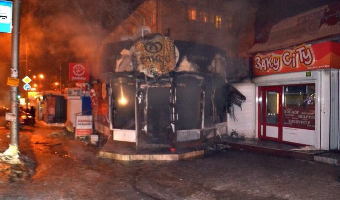 В Иркутске на улице Депутатской сгорел торговый павильон