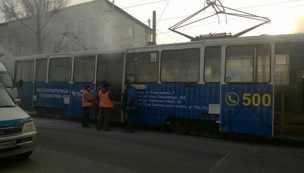 В Иркутске на остановке «Волжская» задымился трамвай