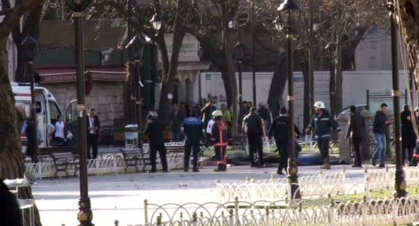 На площади в центре Стамбула прогремел взрыв