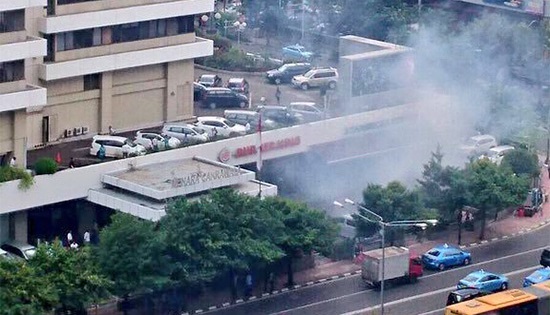 В столице Индонезии прогремела серия взрывов (видео)