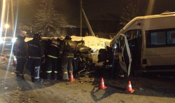 В Иркутске один из пассажиров маршрутки, столкнувшейся с BMW, скончался в больнице