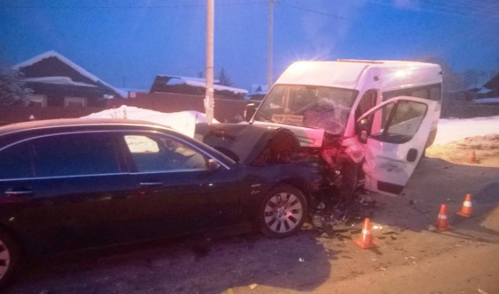 В Иркутске в ДТП с участием маршрутки и автомобиля  BMW пострадали 7 человек
