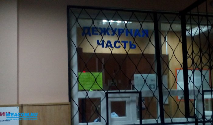 В Иркутске неизвестный преступник в медицинской маске ограбил магазин на бульваре Рябикова (Видео)