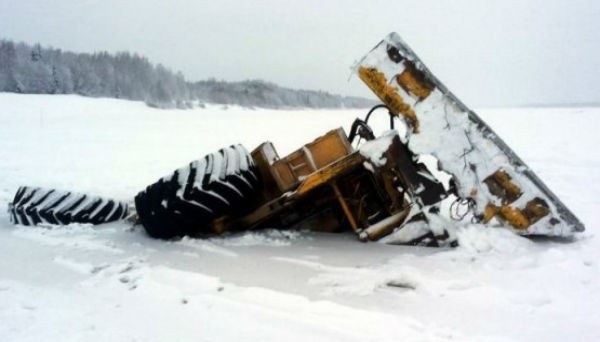 На Таймыре два геолога на тракторе провалились под лед и погибли