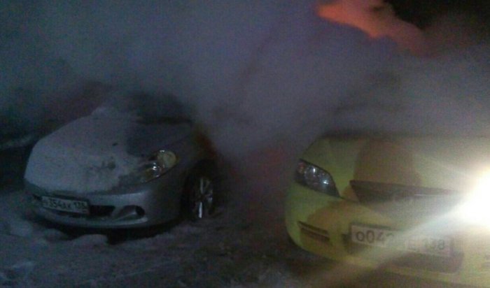 Три автомобиля горели ночью на улице Депутатской в Иркутске