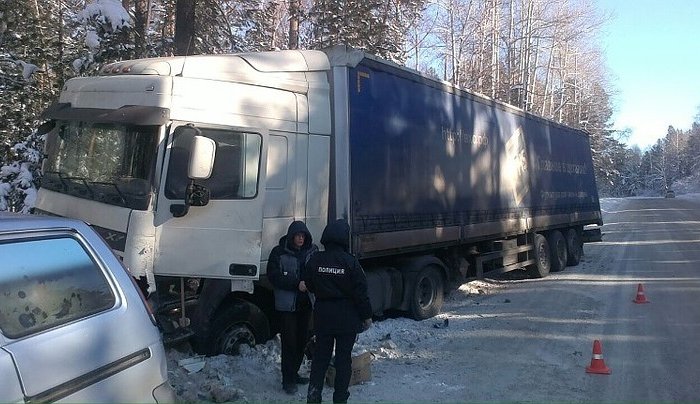 Микроавтобус столкнулся с тягачом в Иркутской области