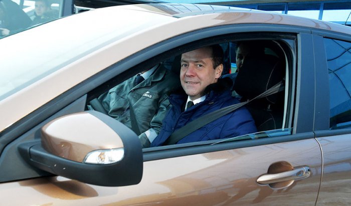 Медведев провел тест-драйв Lada XRAY (видео)