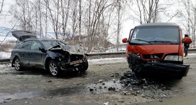 В Слюдянском районе столкнулись легковой автомобиль и микроавтобус