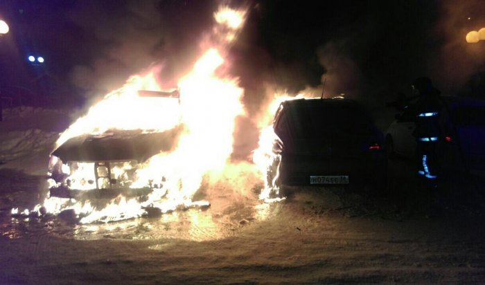 В Иркутске ночью на Дальневосточной горели три автомобиля. Вероятен поджог